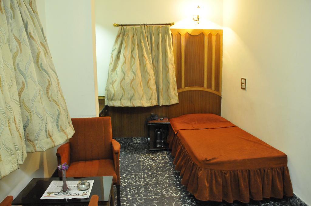 Hotel Heera Kolkata Exterior photo